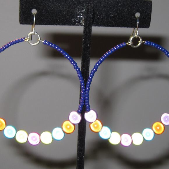 Rainbow beaded hoop earrings - Picture 4 of 7